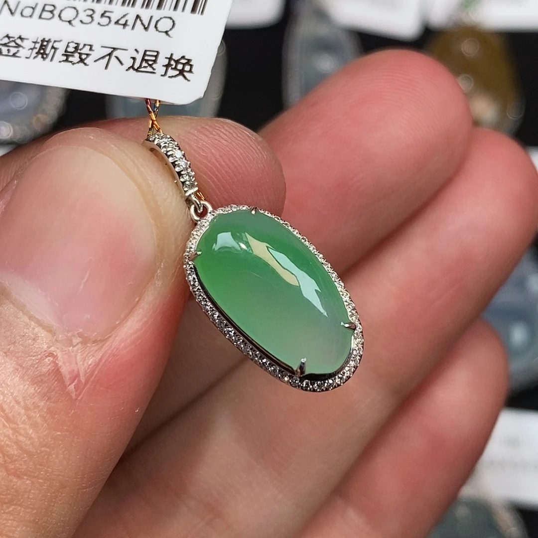 翡翠18K金镶嵌颈饰福瓜