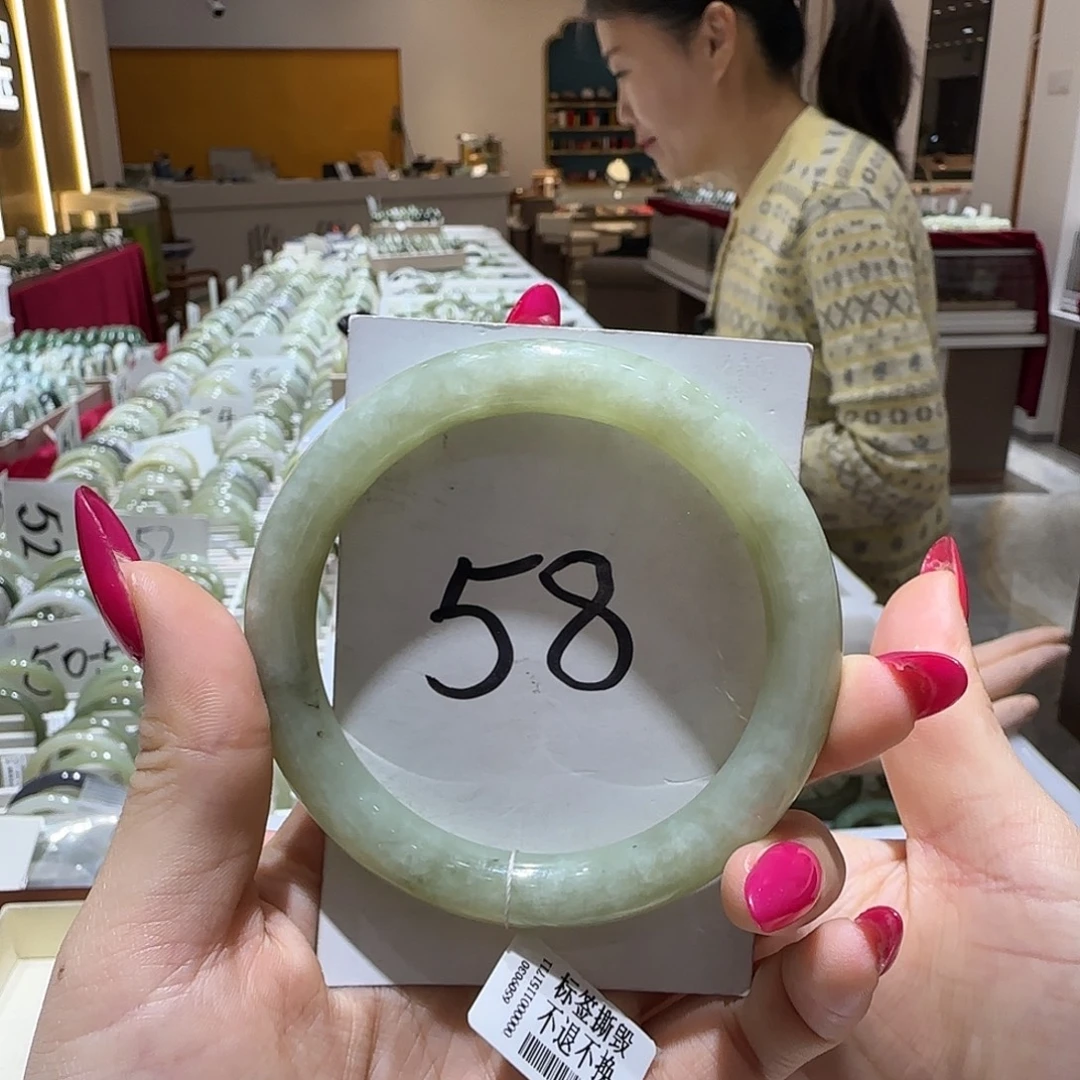 荷***润和田玉未镶嵌手镯908