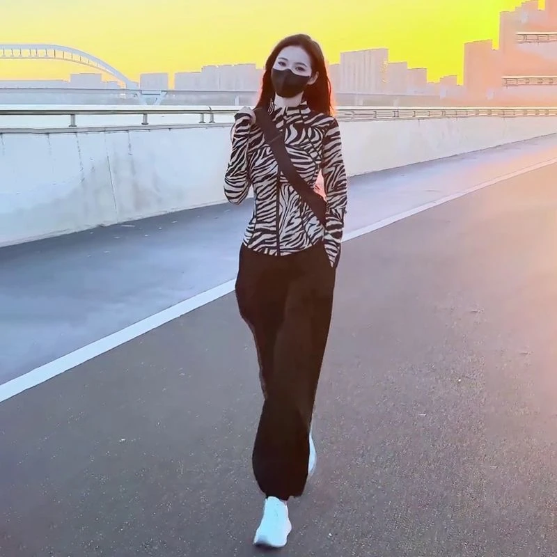 欧货休闲运动服套女春秋2025新款时尚洋气设计感豹纹上衣两件套潮