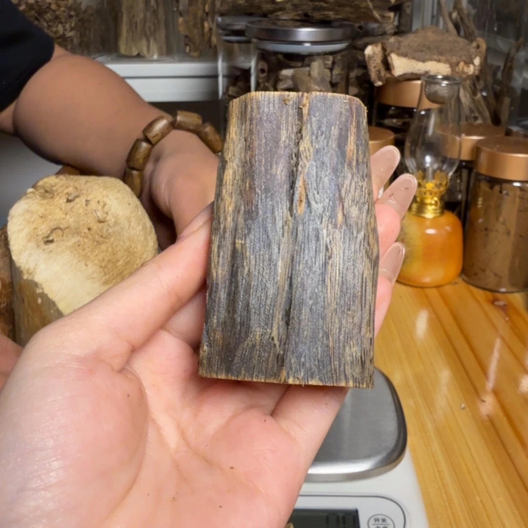 沉香蓝宝石虫漏29克