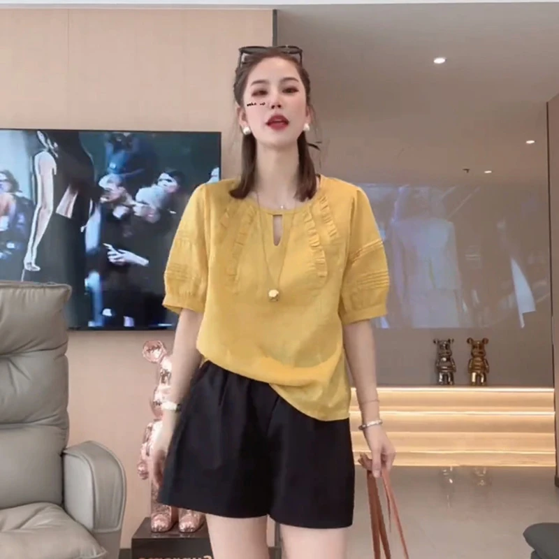 女宽松显瘦百搭洋气减龄2025夏季新款时尚圆领木耳边短袖衬衫上衣