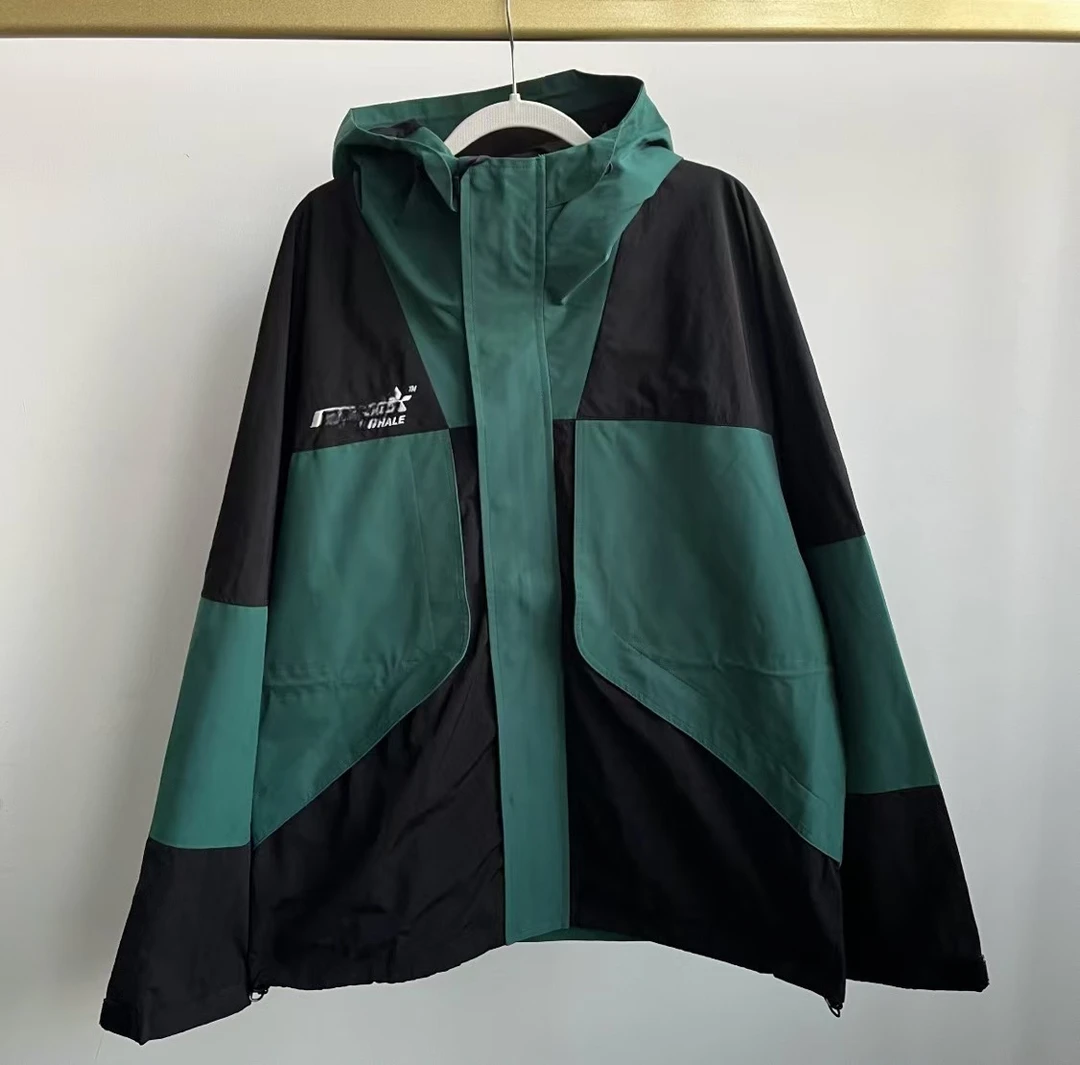 C2401 男士黑绿色拼接连帽时尚冲锋衣