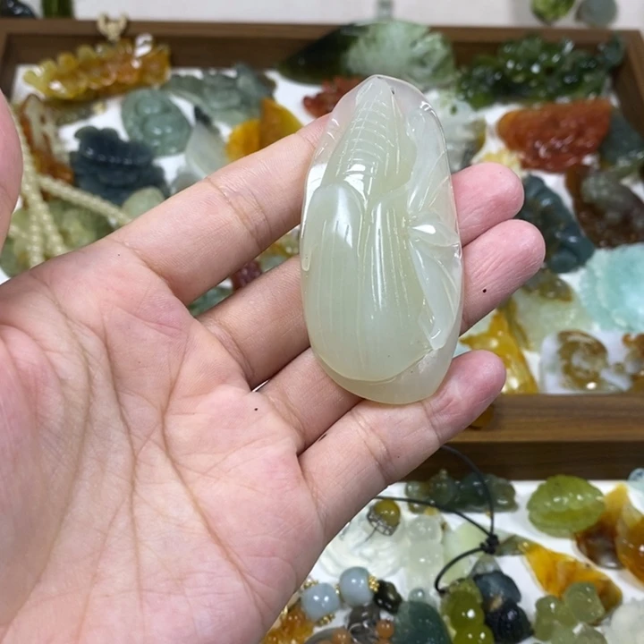 未镶嵌蛇纹石玉吊坠