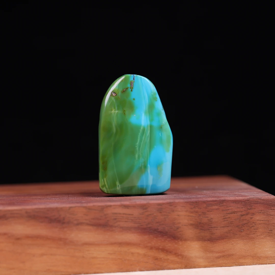 天然原矿绿松石特色俏色玉化牌子