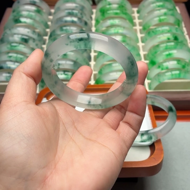 孤***惧石英质玉未镶嵌手镯