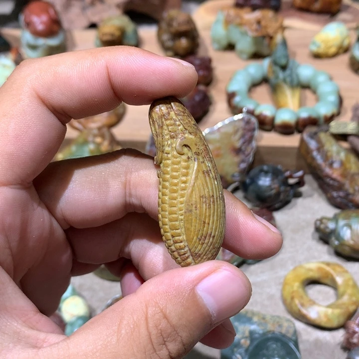 未镶嵌岫岩河磨玉（透闪石质玉）挂件