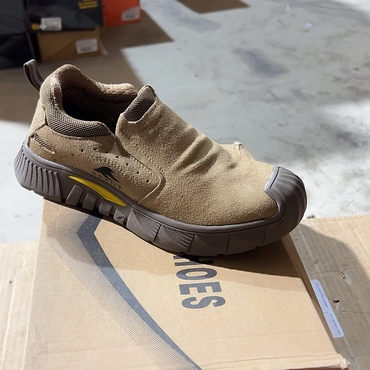 编码240号。38码微瑕防砸防刺劳保鞋