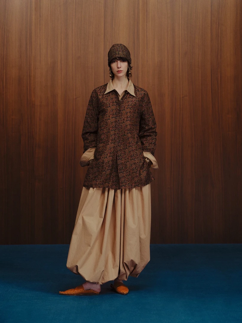 INTO THE EAST 深棕佩斯利花纹丝棉上衣衬衫