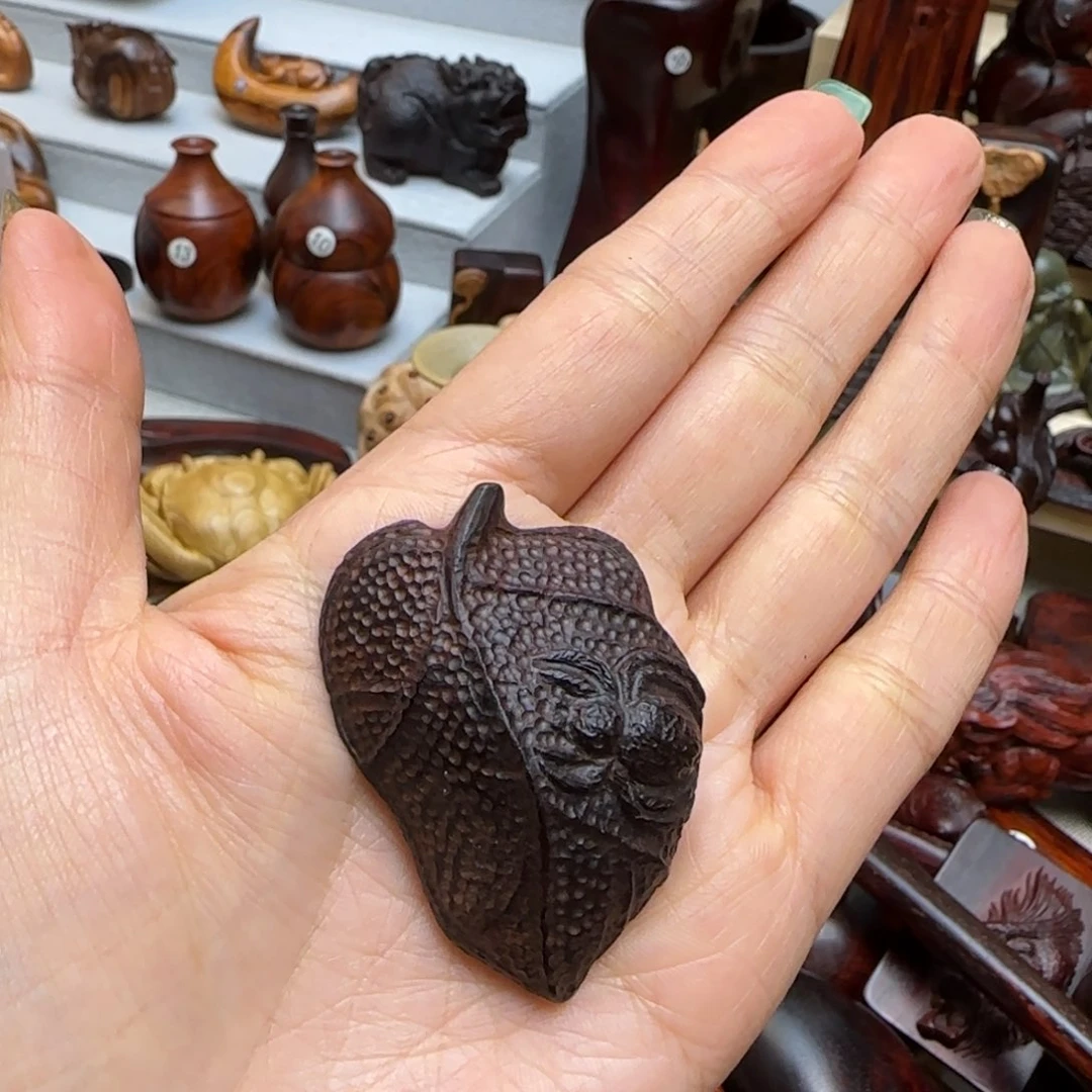 木C****o小叶紫檀雕刻树叶把件