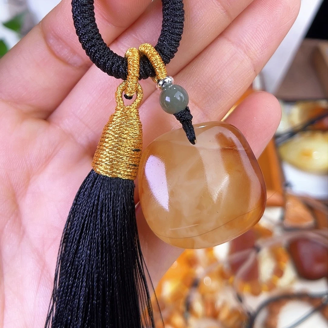 琥珀珠宝奇石未镶嵌。