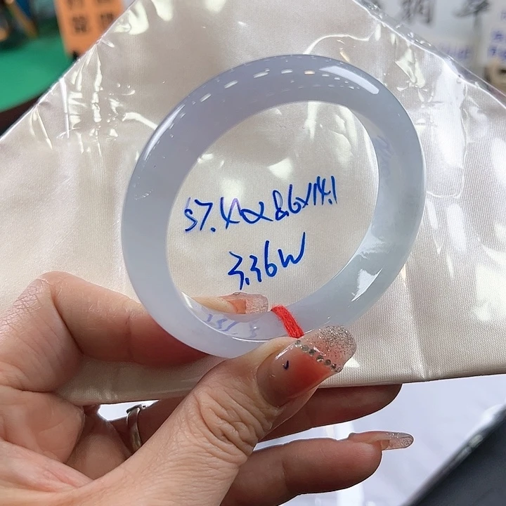 翡翠手镯未镶嵌淡春彩