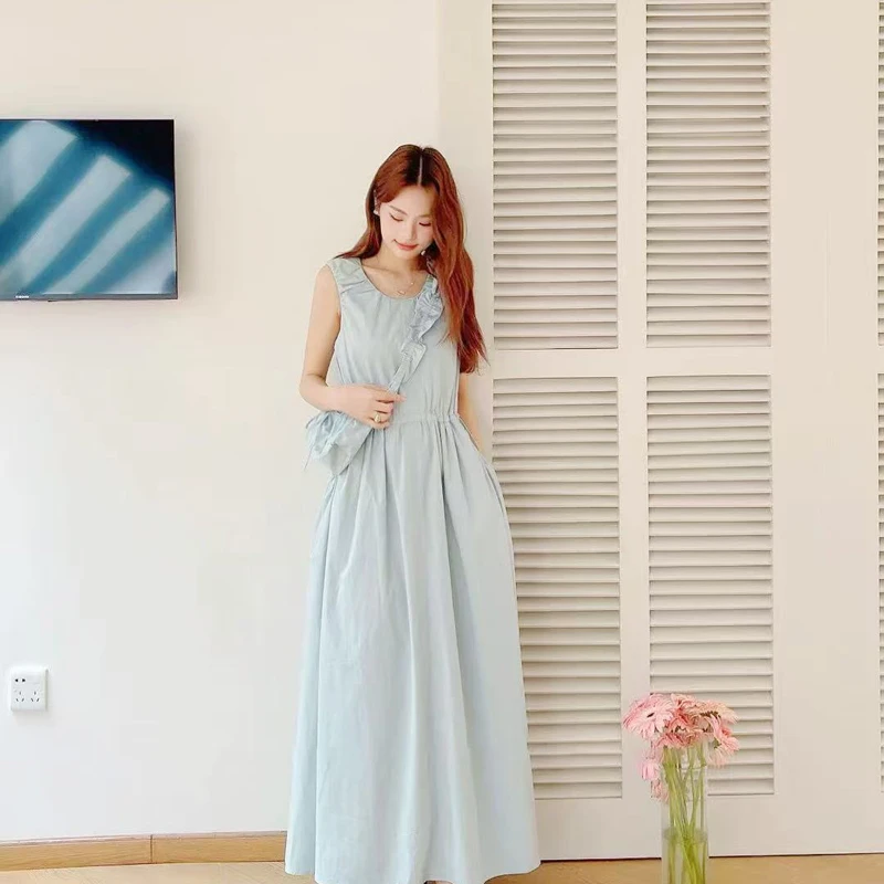 2025夏季新款温柔无袖圆领连衣裙收腰显瘦中长裙配同色包包女