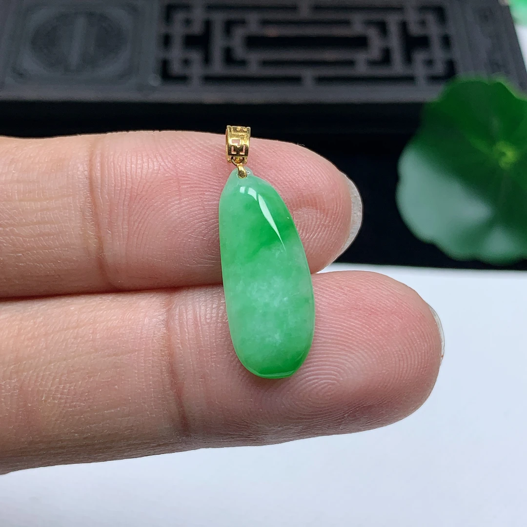 天然翡翠A货18K金扣精美飘绿福瓜小吊坠尺寸20.8*8.5*2.8mm