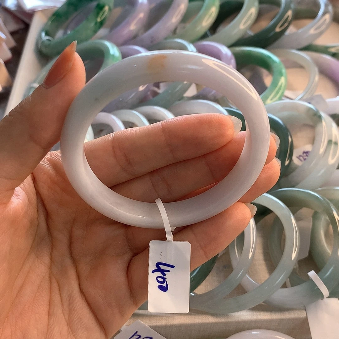 翡翠手镯未镶嵌牛奶底撒金55.6