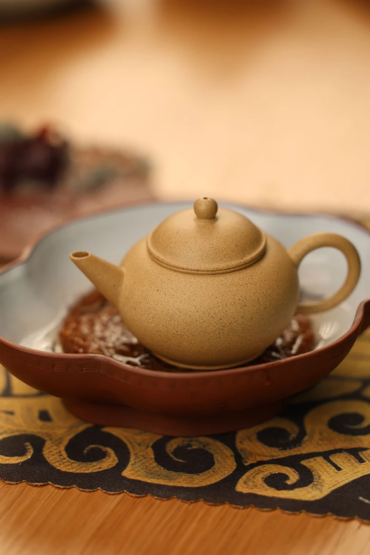 原矿芝麻段泥半手精工120cc紫砂水平壶