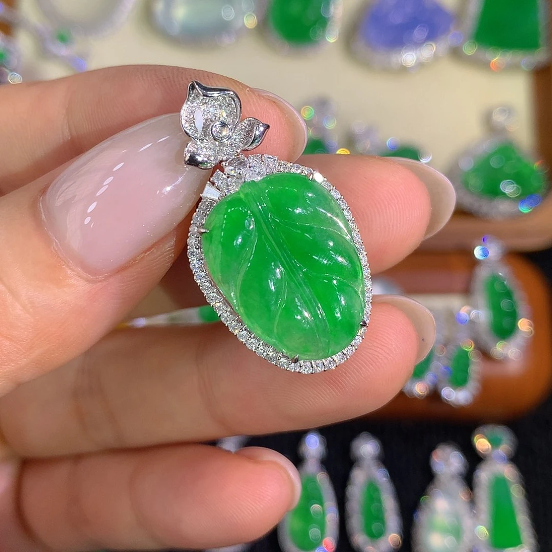 翡翠18K金镶嵌颈饰叶子