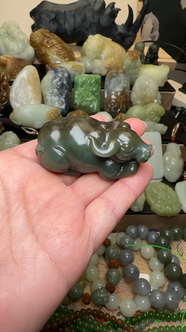 和田玉牛手把件展示