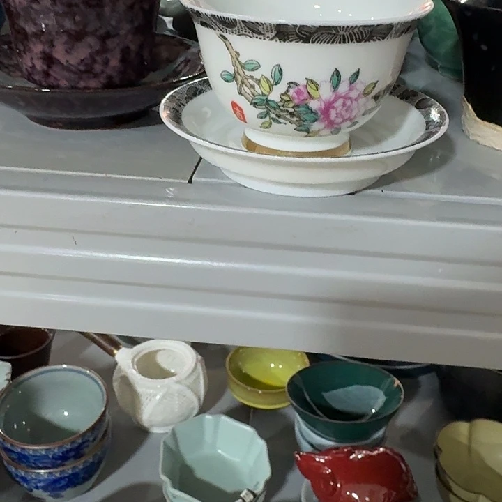 主人杯一个，瓷。。。品茗