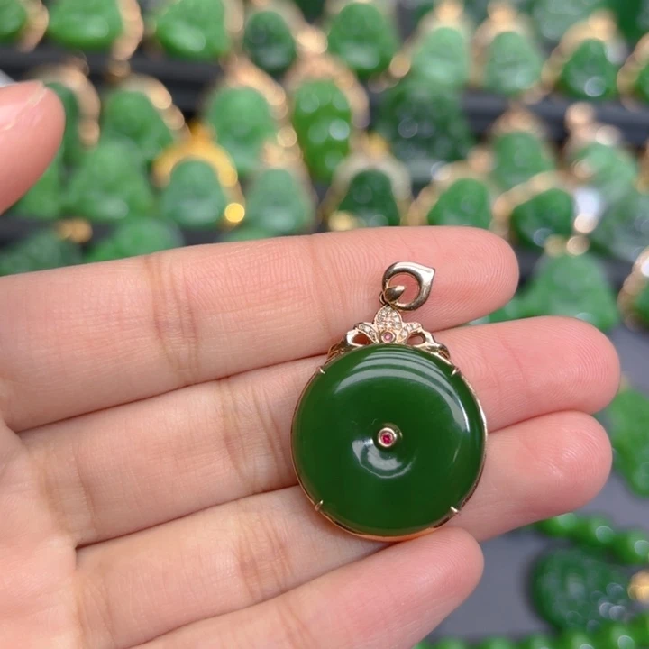 颈饰18K金镶嵌和田玉（碧玉）