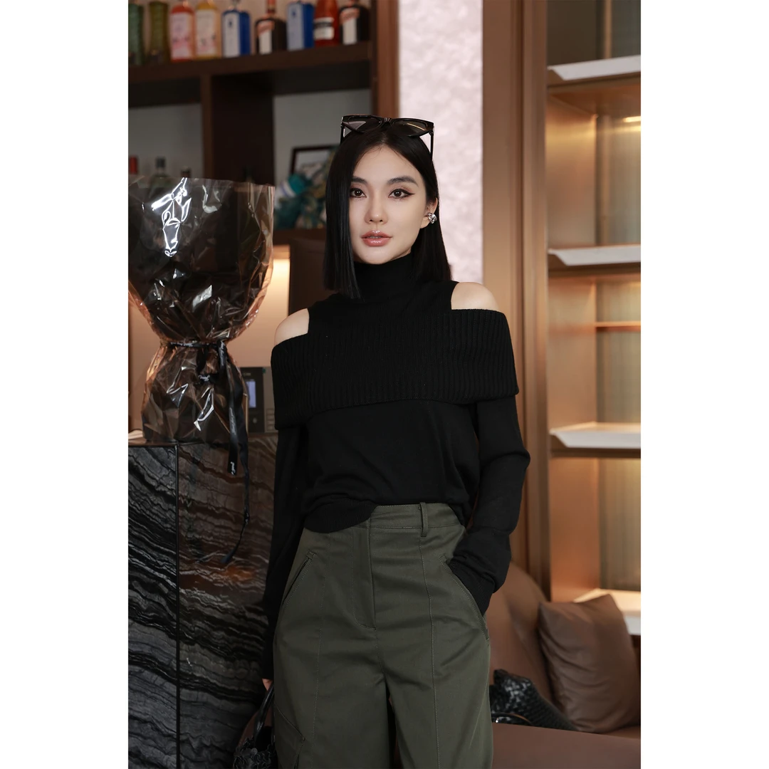 【妙妙精选】HUANGNAJI漏肩时尚气质设计感长袖针织上衣0005