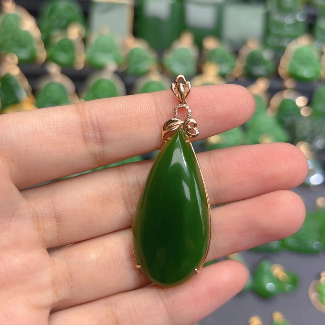 颈饰18K金镶嵌和田玉（碧玉）