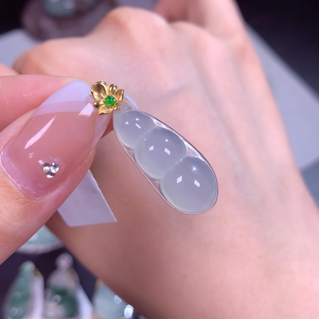 颈饰18K金镶嵌翡翠福豆