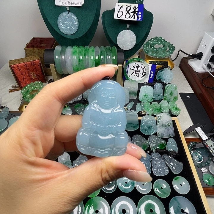 翡翠未镶嵌颈饰观音