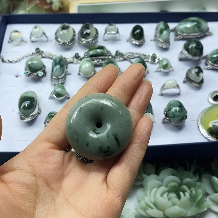 透闪石-蛇纹石玉未镶嵌颈饰