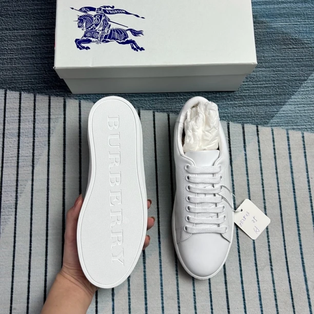 未使用 BURBERRY/博柏利 白色休闲板鞋三五码