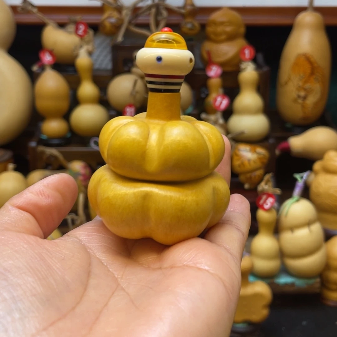 大****厂葫芦等多种颜色的花灯点缀