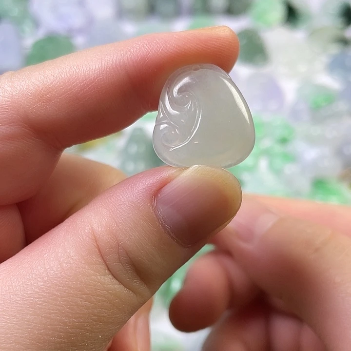 翡翠未镶嵌颈饰如意