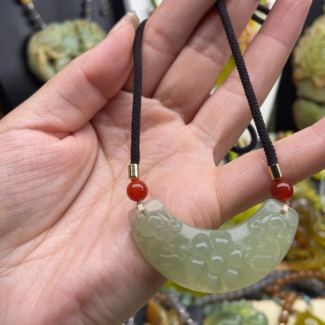 蛇纹石玉未镶嵌颈饰