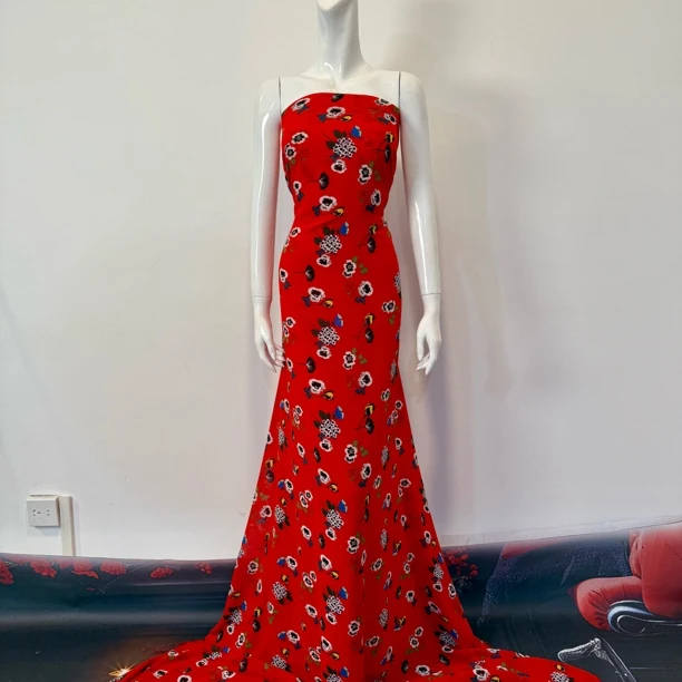 红色小碎花雪纺。