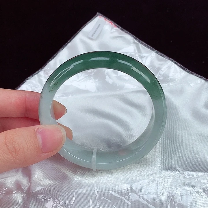 翡翠手镯未镶嵌翡翠