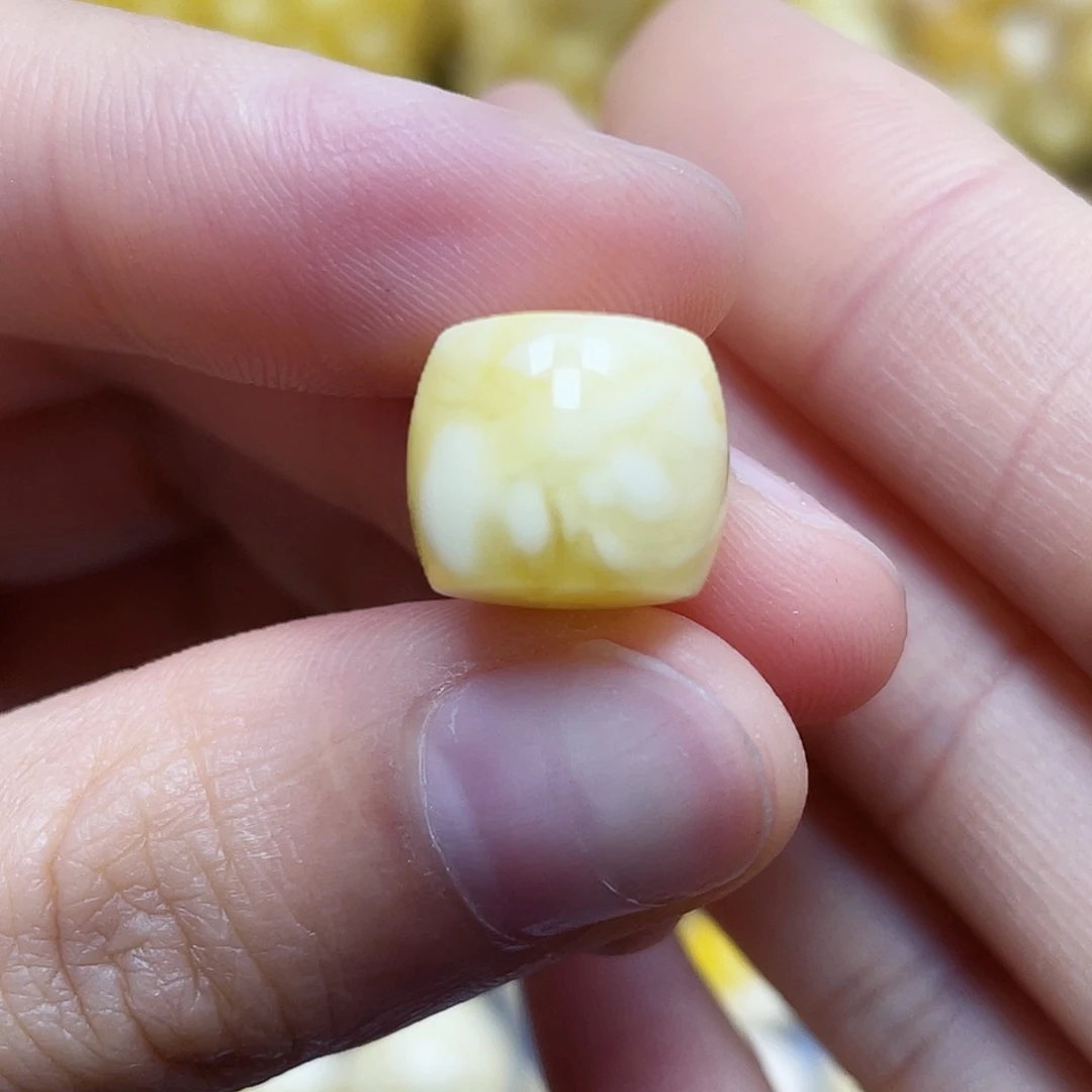 蜜蜡未镶嵌裸石12.2*10.5mm.瑕