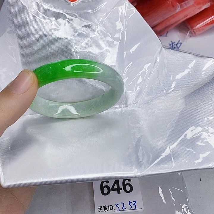 翡翠未镶嵌手镯一图一物实物为准（微瑕处理）