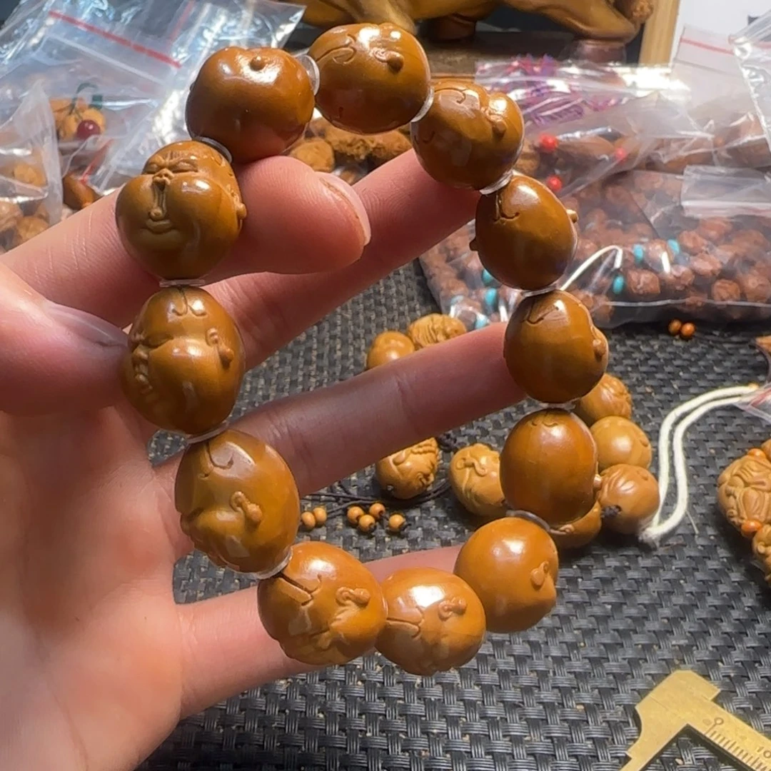 橄榄核雕人生百态