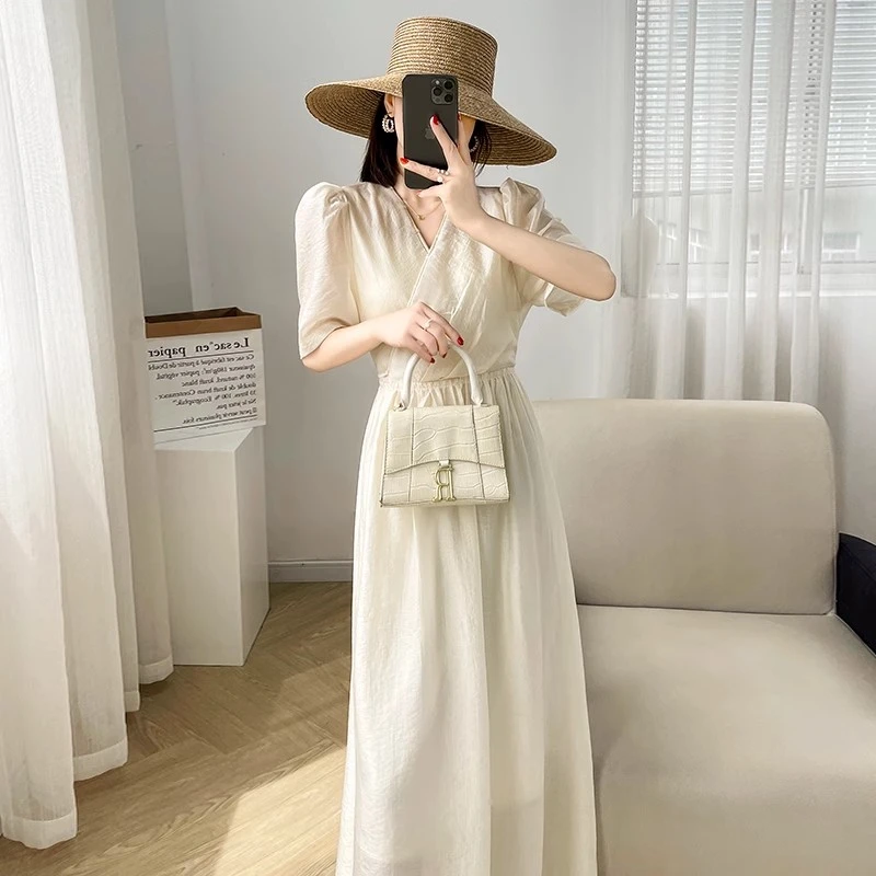 大码米色V领泡泡袖短袖连衣裙女夏季2025胖mm显瘦设计感长款裙子