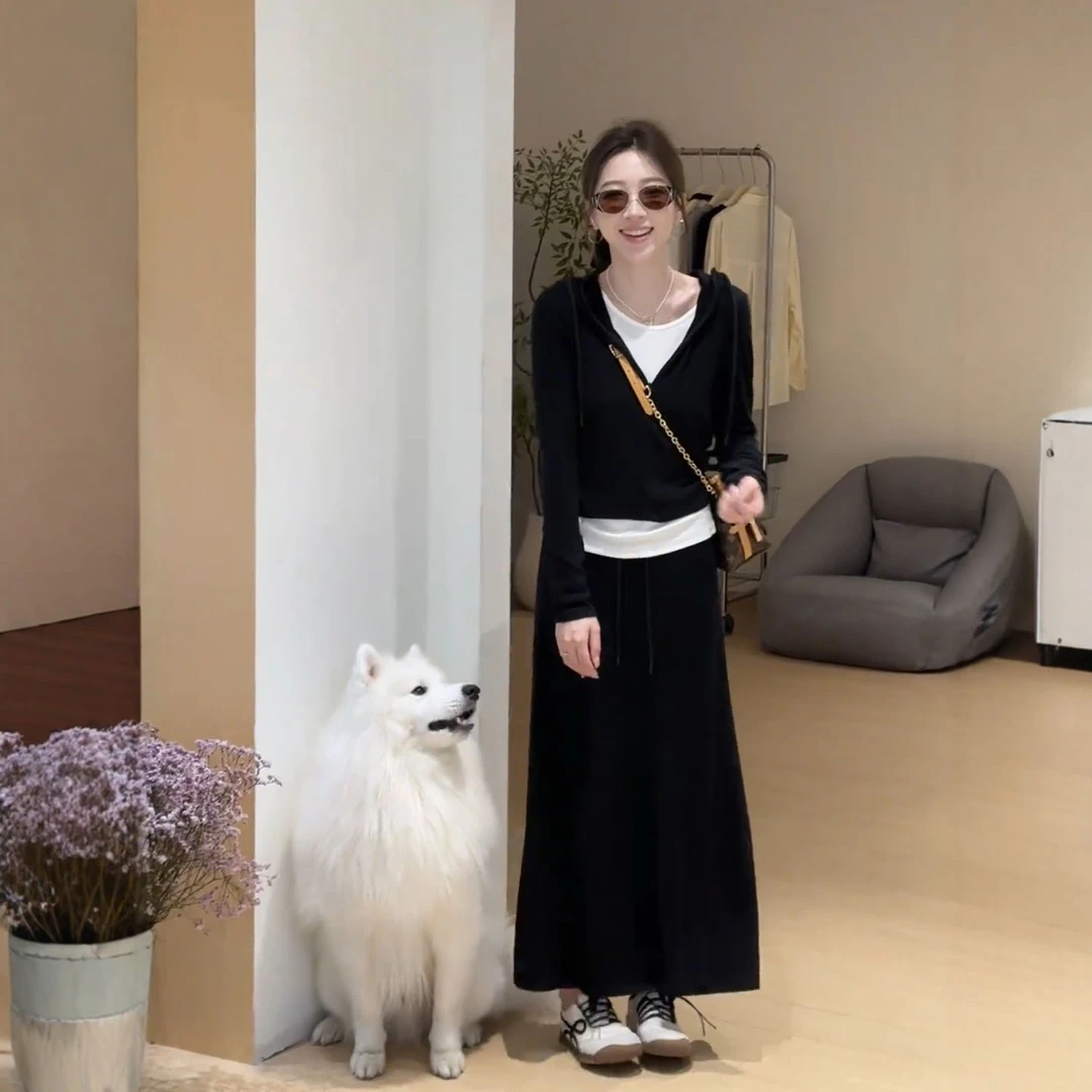 大方得体流行穿搭一整套V领假两件长袖连帽卫衣女+半身长裙两件套