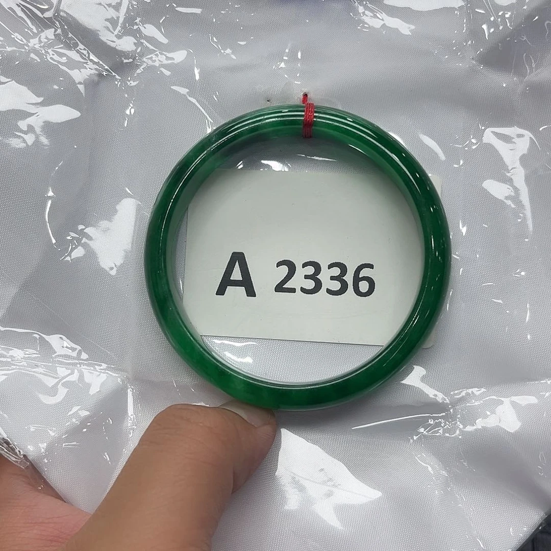 翡翠手镯未镶嵌默认瑕疵