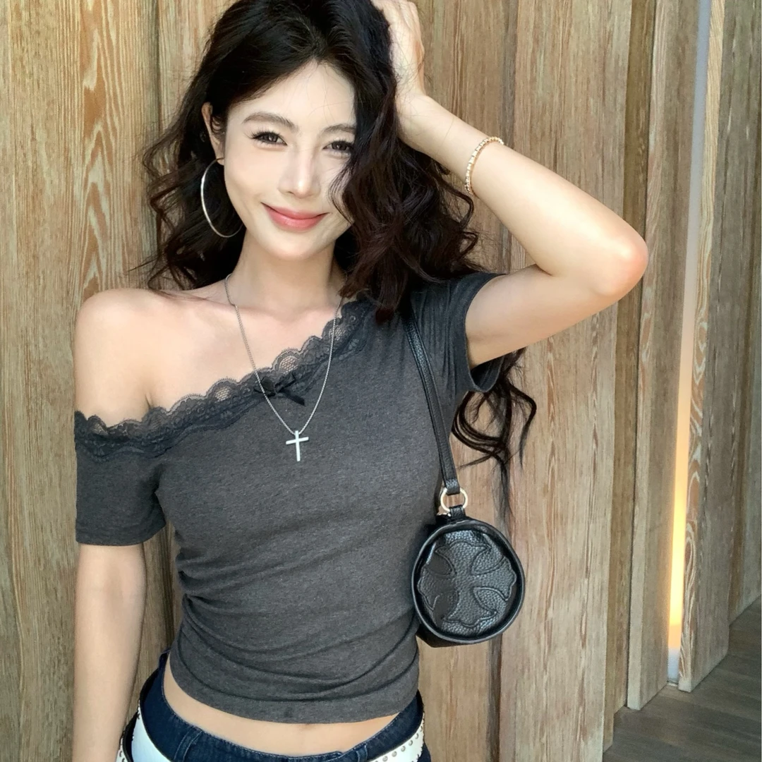 设计感蕾丝斜肩短袖T恤女夏季气质别致修身短款不规则一字肩上衣