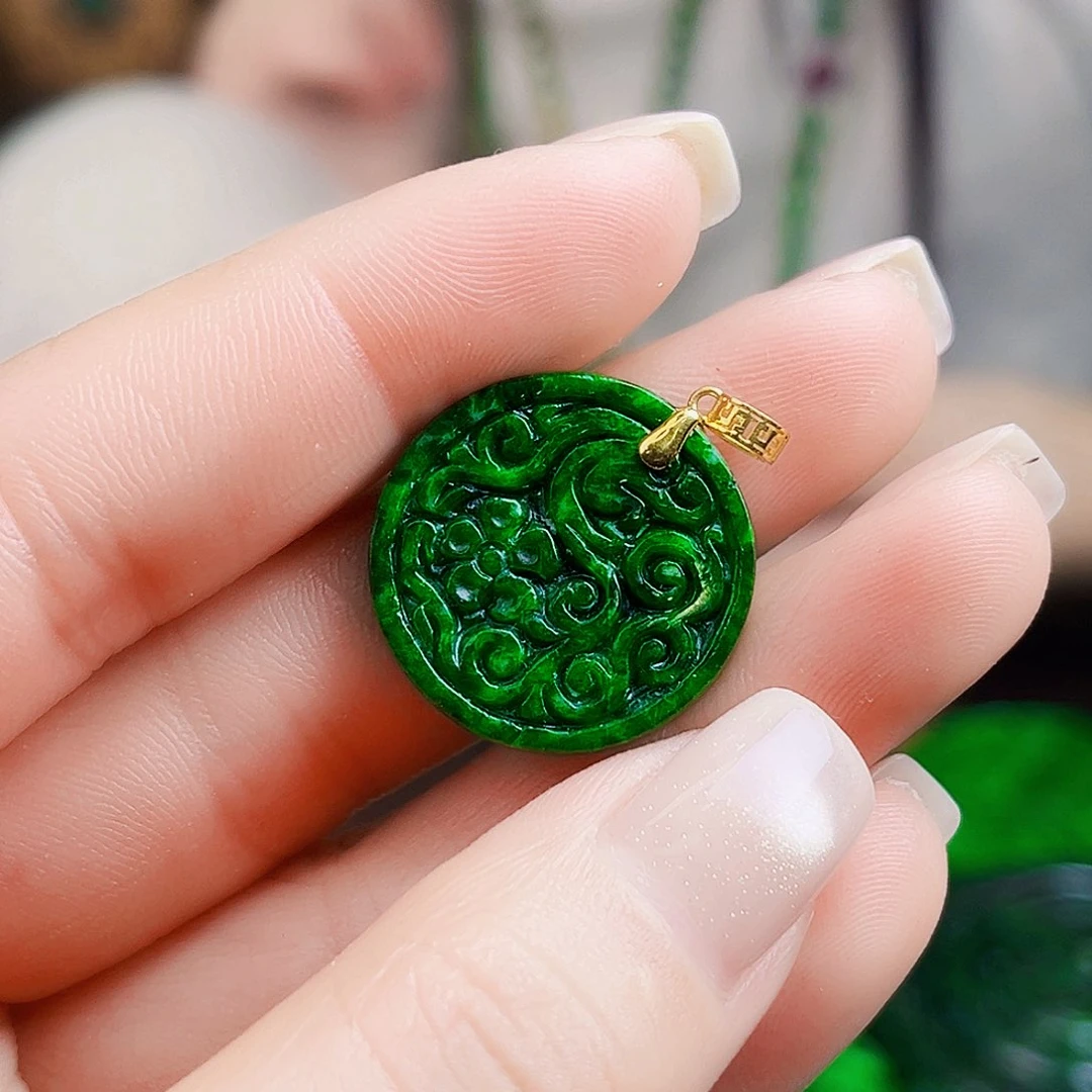 颈饰18K金镶嵌翡翠多样性