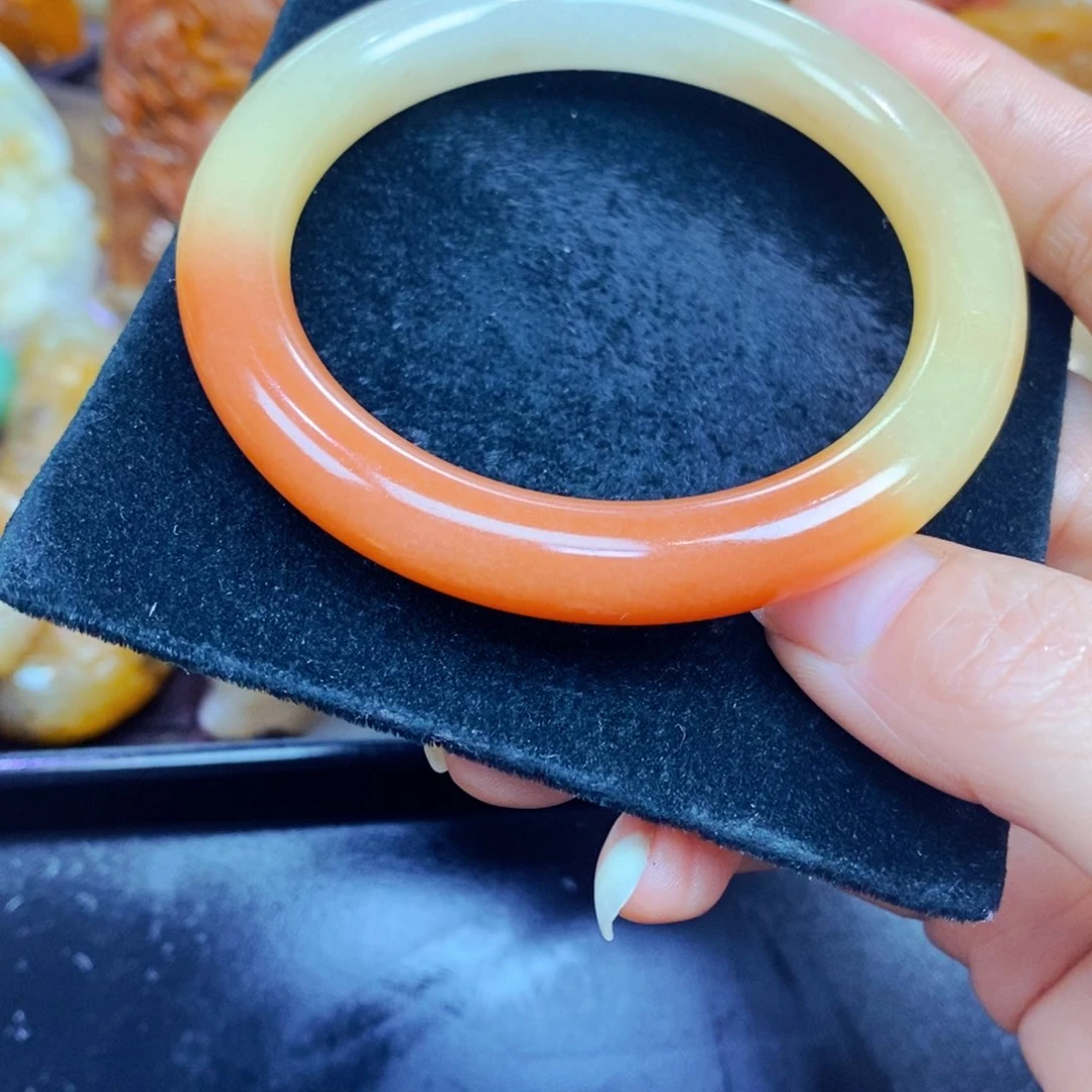 未镶嵌石英质玉（黄龙玉）颈饰