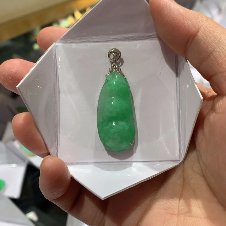 翡翠颈饰18K金镶嵌翡翠吊坠