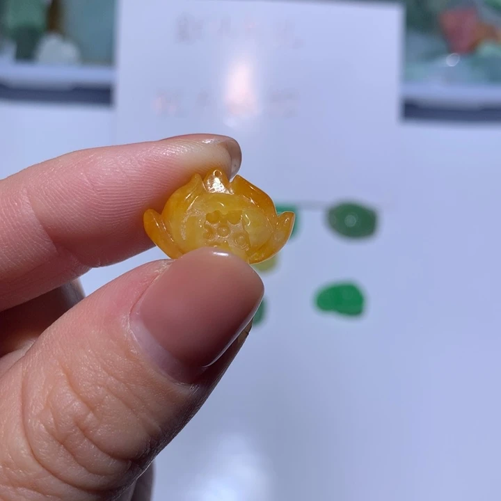 翡翠未镶嵌颈饰花