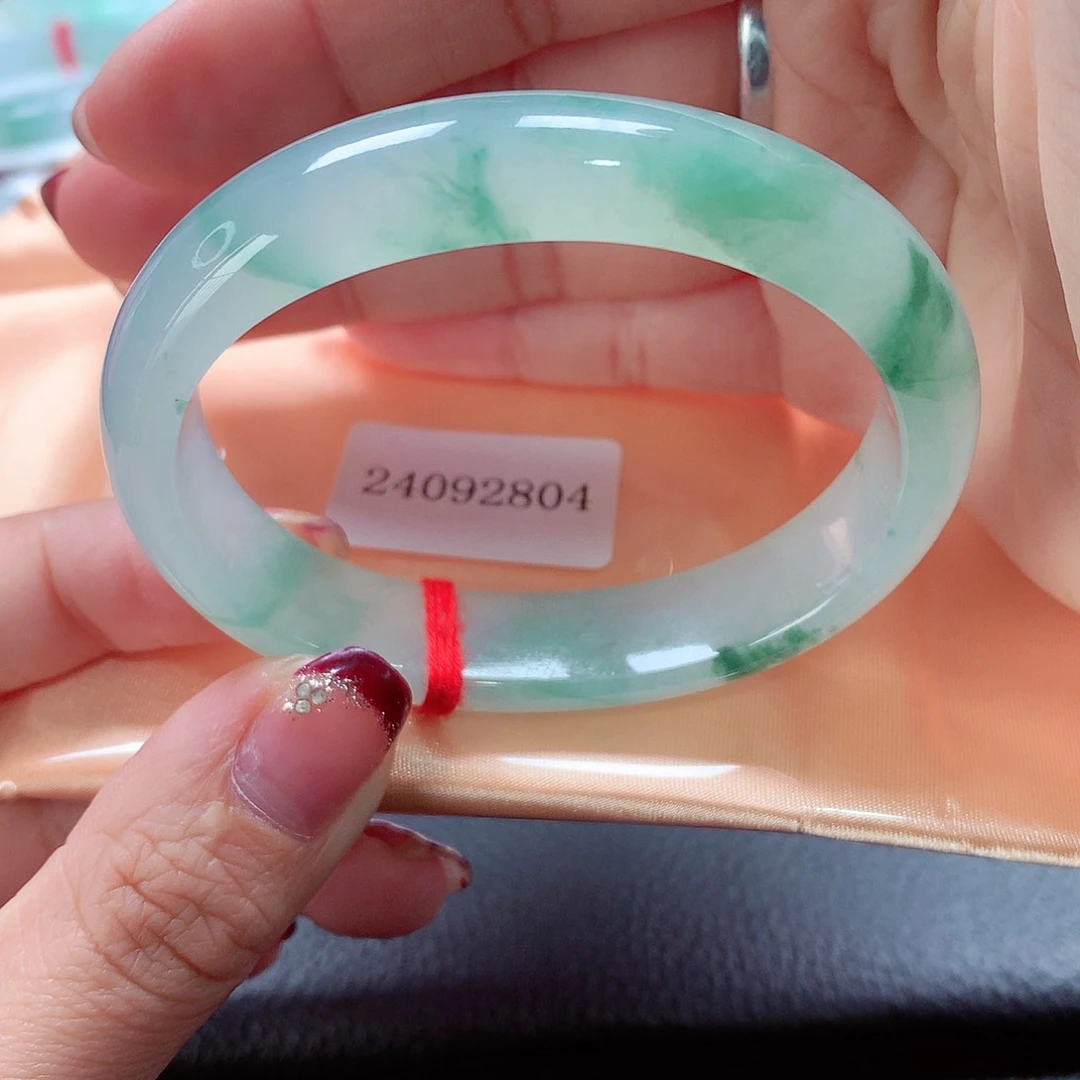 翡翠手镯（贵妃镯）未镶嵌