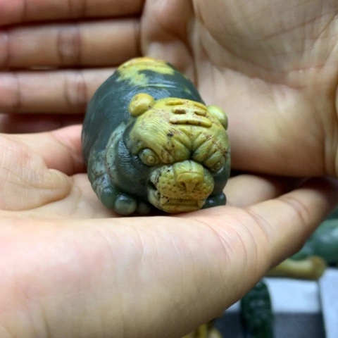 【闪购商品】未镶嵌岫岩河磨玉（透闪石质玉）把件?****?