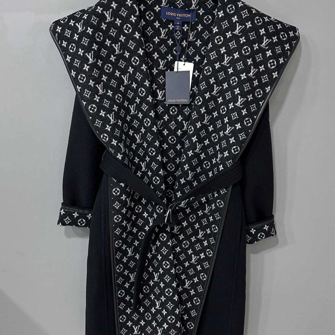 未使用 LouisVuitton/路易威登 经典黑白小花浴袍大衣/38码/45870