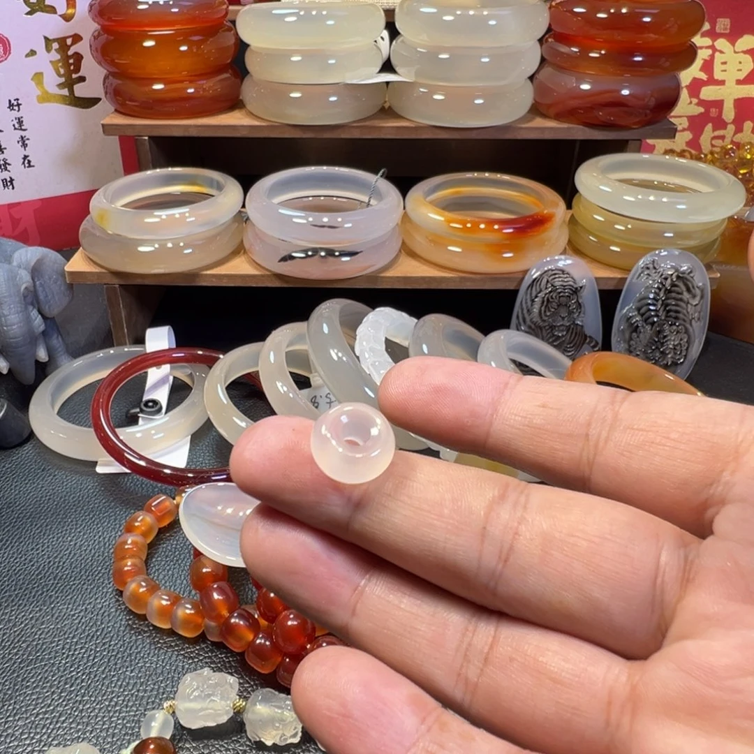 瞌***熊手镯玛瑙/玉髓未镶嵌