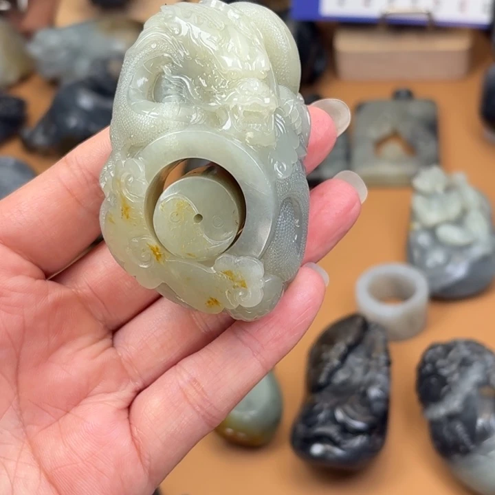 君***下和田玉未镶嵌颈饰